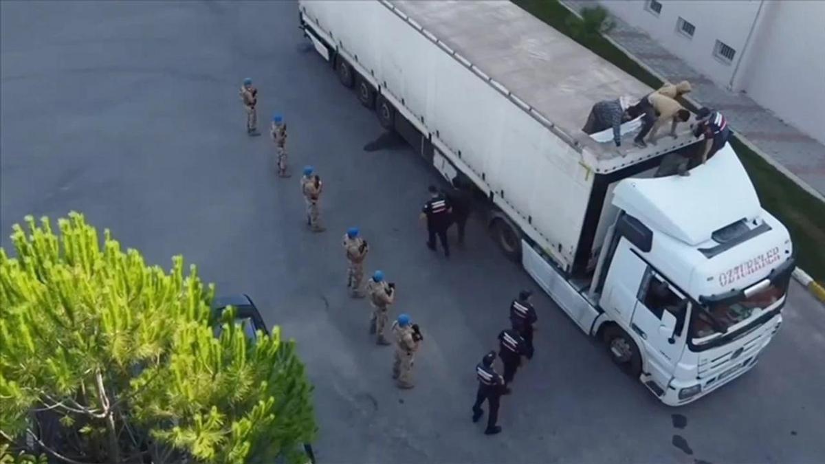 Bakan Yerlikaya duyurdu: Son 1 ayda 4 bin 40 düzensiz göçmen yakalandı