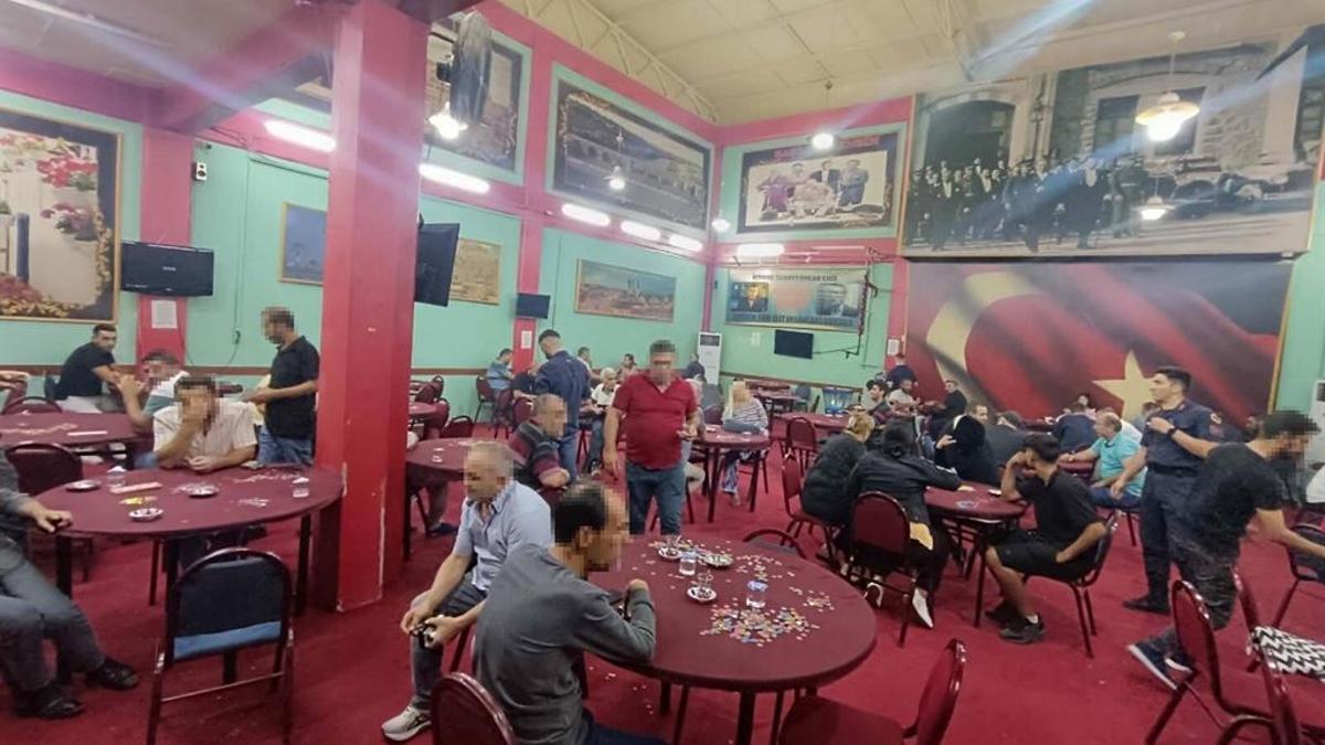 İzmir'de kumar baskını! 58 kişiye 372 bin lira ceza yazıldı