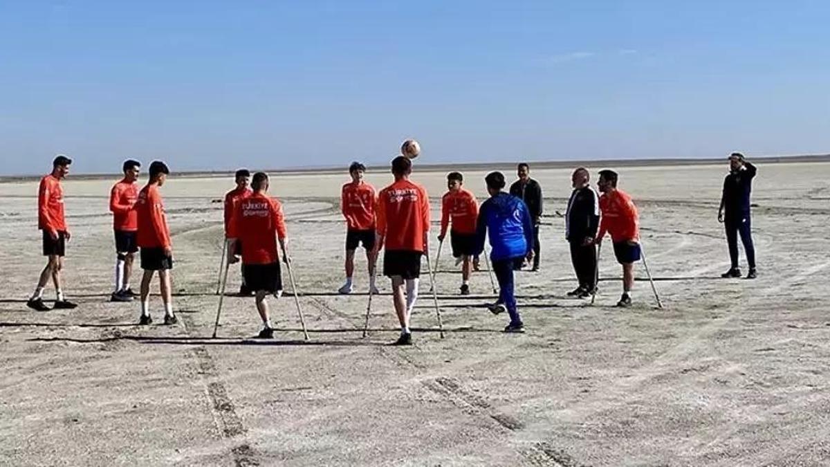 Ampute Milli Futbol Takımı kuruyan göl üzerinde antrenman yaptı!