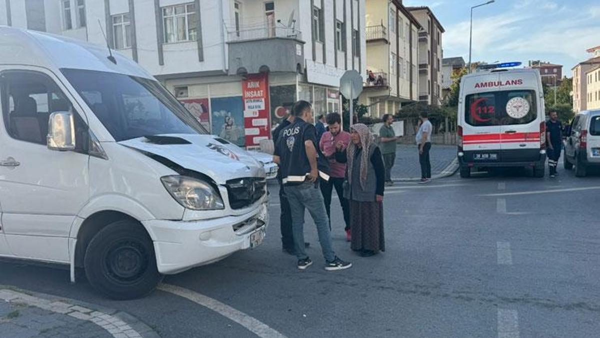 Kayseri'de otomobil ile minibüs çarpıştı: 7'si öğrenci 8 yaralı