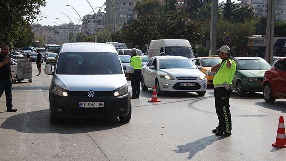 Adana'da trafik uygulaması: Yayalara yol vermeyen sürücülere ceza kesildi