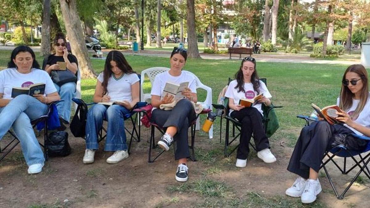 Adana’da teknoloji bağımlılığına dikkat çekmek için parkta kitap okudular! Örnek oldular