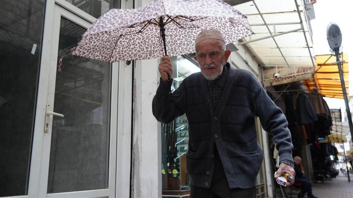 Türkiye'nin en yaşlı şemsiye tamircisi Samsun'da