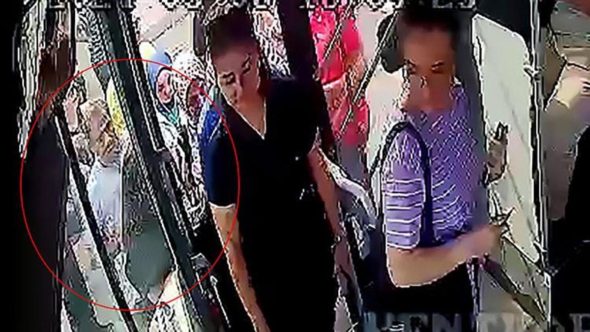 Otobüse binen kadının çantasındaki cep telefonunu saniyeler içinde çaldı