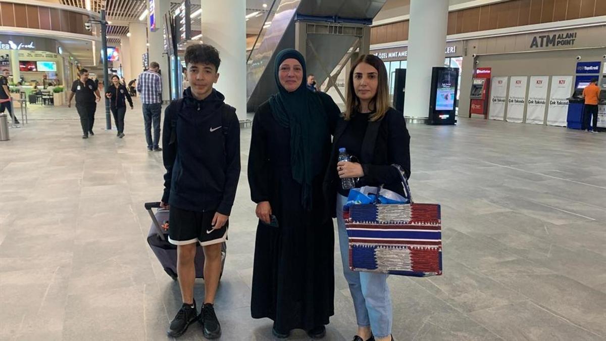 Lübnan’dan tahliye edilen 169 kişi Çukurova Havalimanı'na getirildi