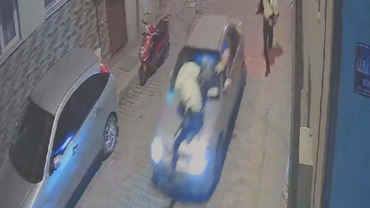 'Dur' ihtarına uymadı kendisini durdurmak isteyen polisi kaputun üzerinde götürdü