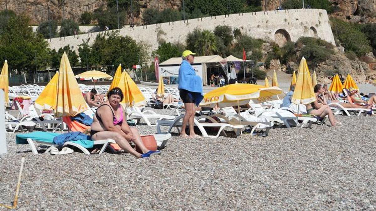 Antalya'nın sabahı kış, öğleni yaz oldu, tatilciler neye uğradığını şaşırdı! 30 dereceye yükseldi