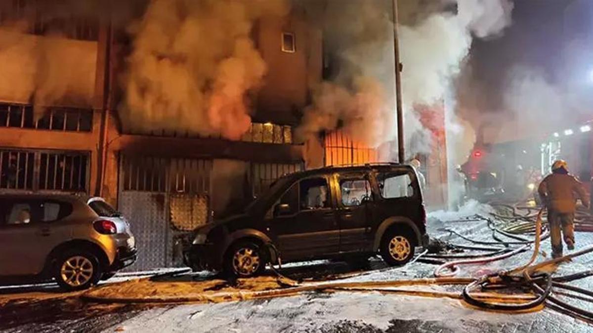 İstanbul Beyoğlu'ndaki yangın bir iş yerini kül etti