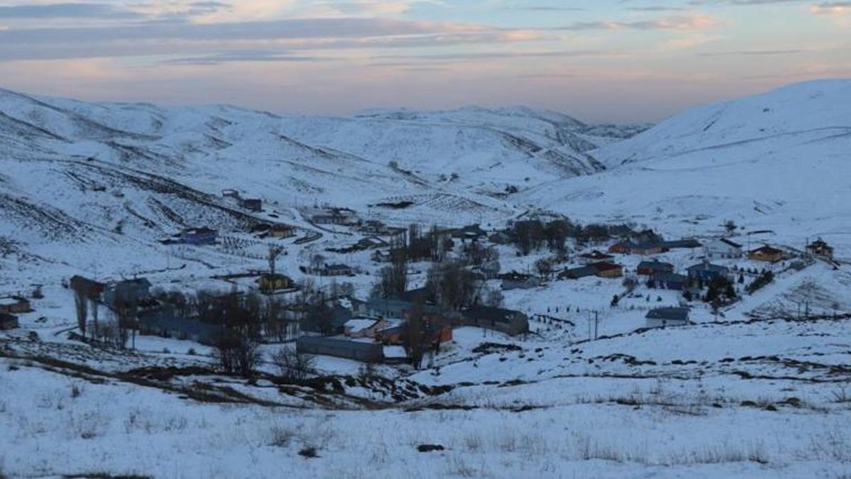 Erzincan’a mevsimin ilk karı düştü