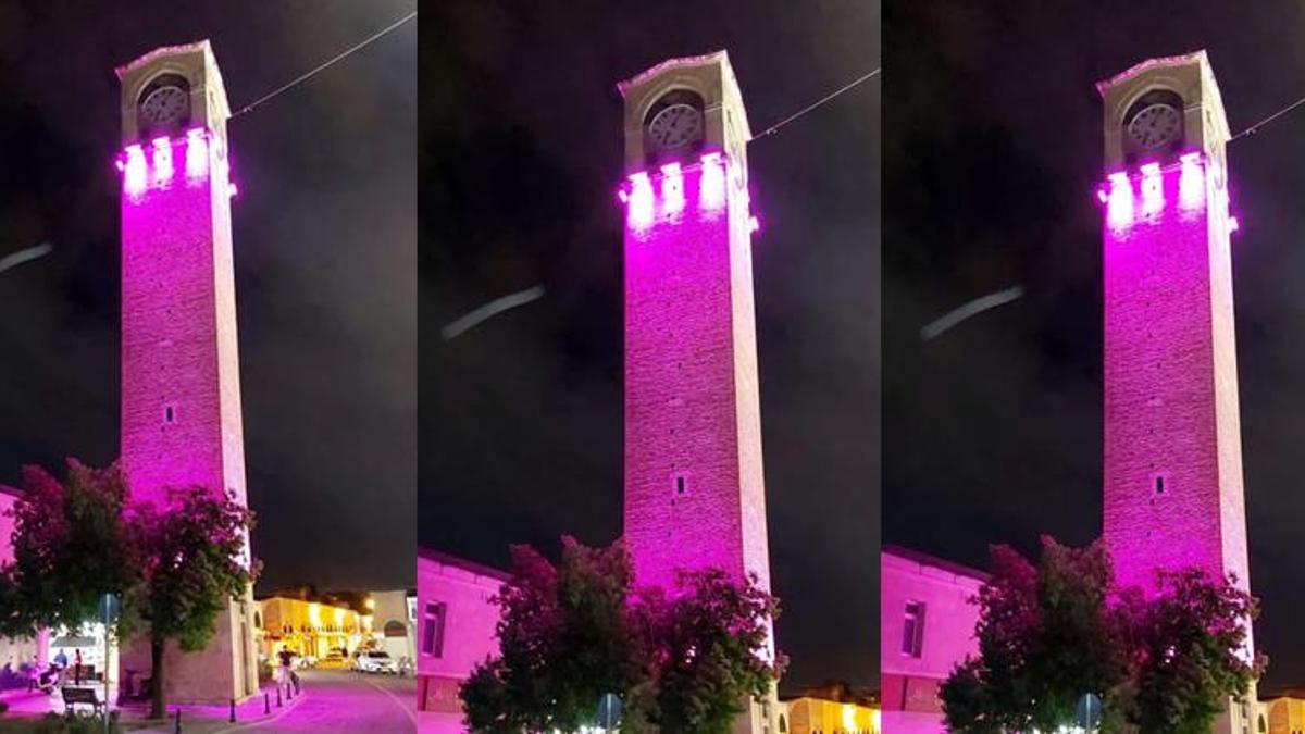 Adana'da Saat Kulesi pembeye büründü