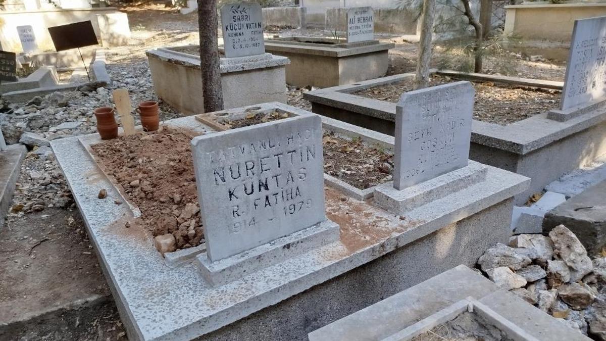 İzmir'de mezardan kimliği belirsiz iki kişinin kemikleri daha çıktı"