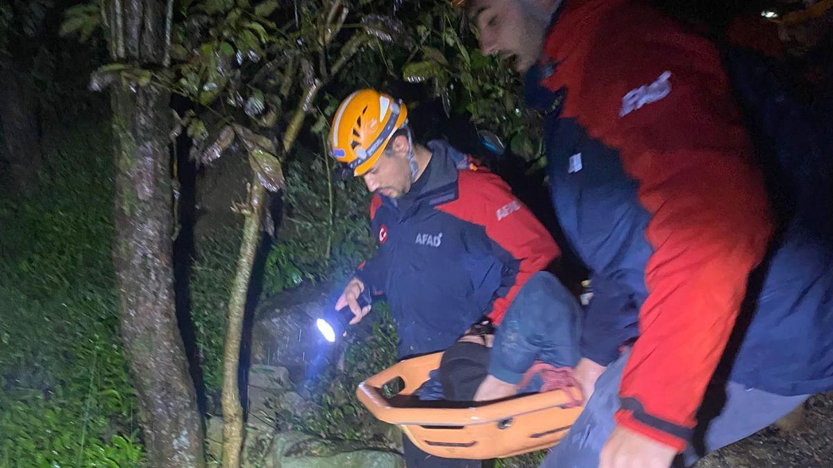 Rize'de sağanak sonrası heyelan riski; mahsur kalan 5 kişi kurtarıldı, 16 konut tahliye edildi