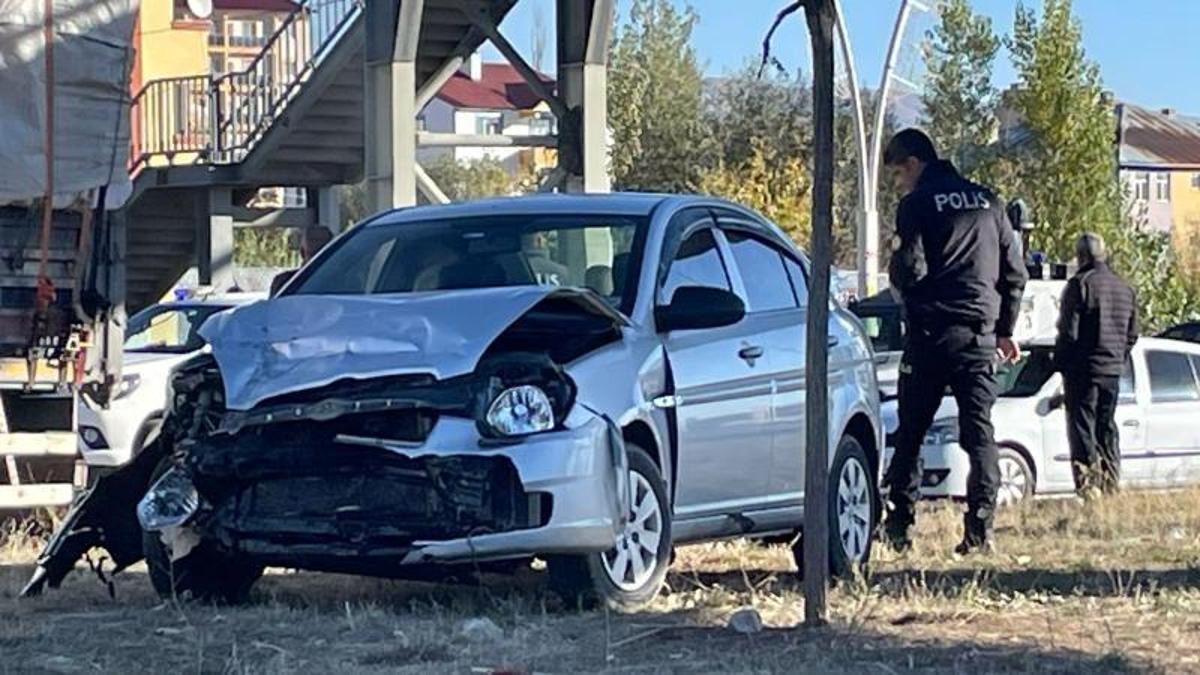 Ağrı'da 2 otomobilin çarpışması sonucu 3 kişi yaralandı