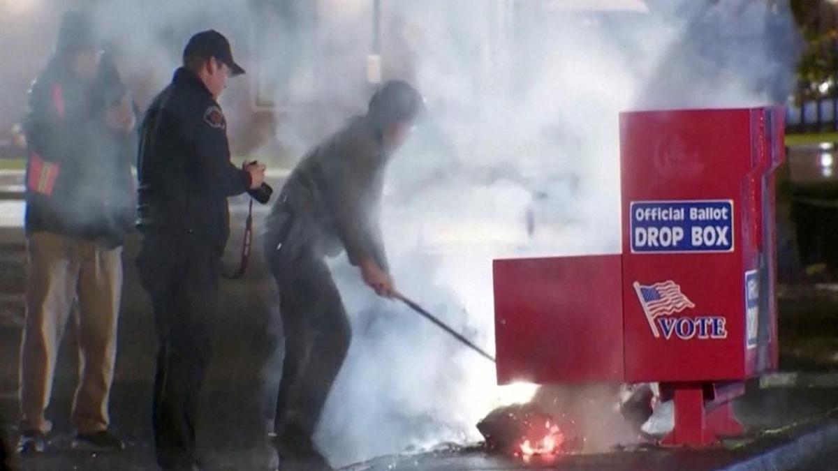 ABD'de seçim sandıkları ateşe verildi!