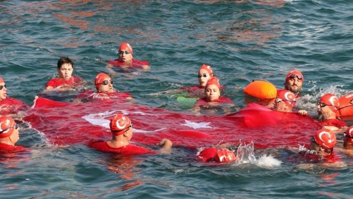 Tekirdağ'da yüzücüler, Cumhuriyetin 101. yılında 1923 kulaç attı