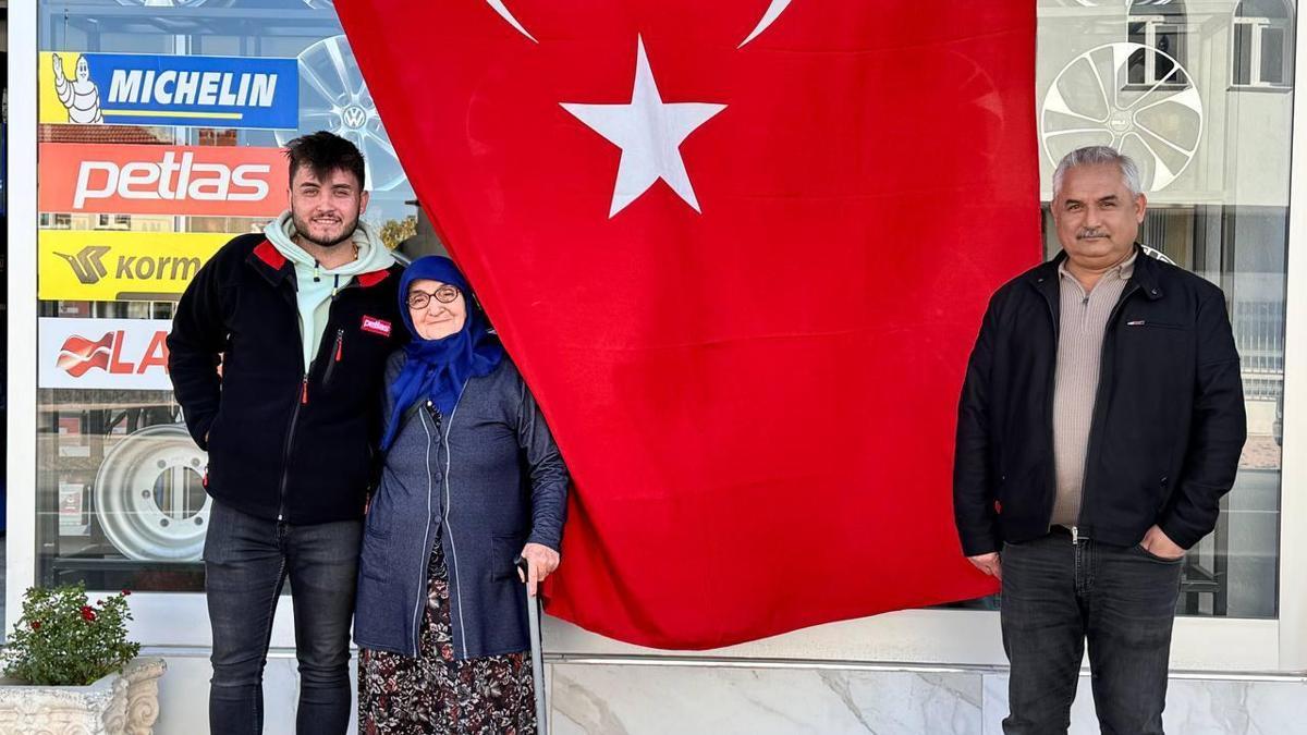 İş yeri önündeki bayrağı öpen bastonlu kadın: Bayrağı çok severim