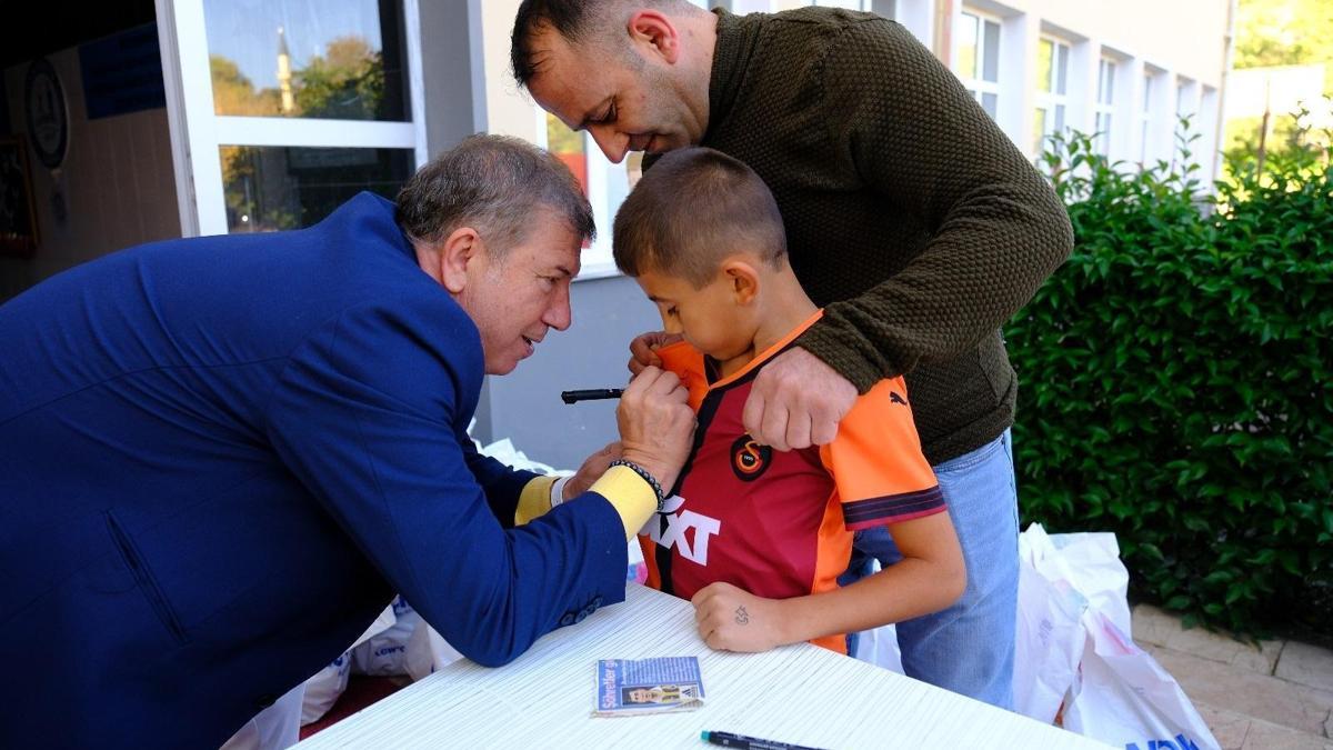 Kırsal mahalledeki okulları ziyaret eden Tanju Çolak’a öğrencilerden yoğun ilgi