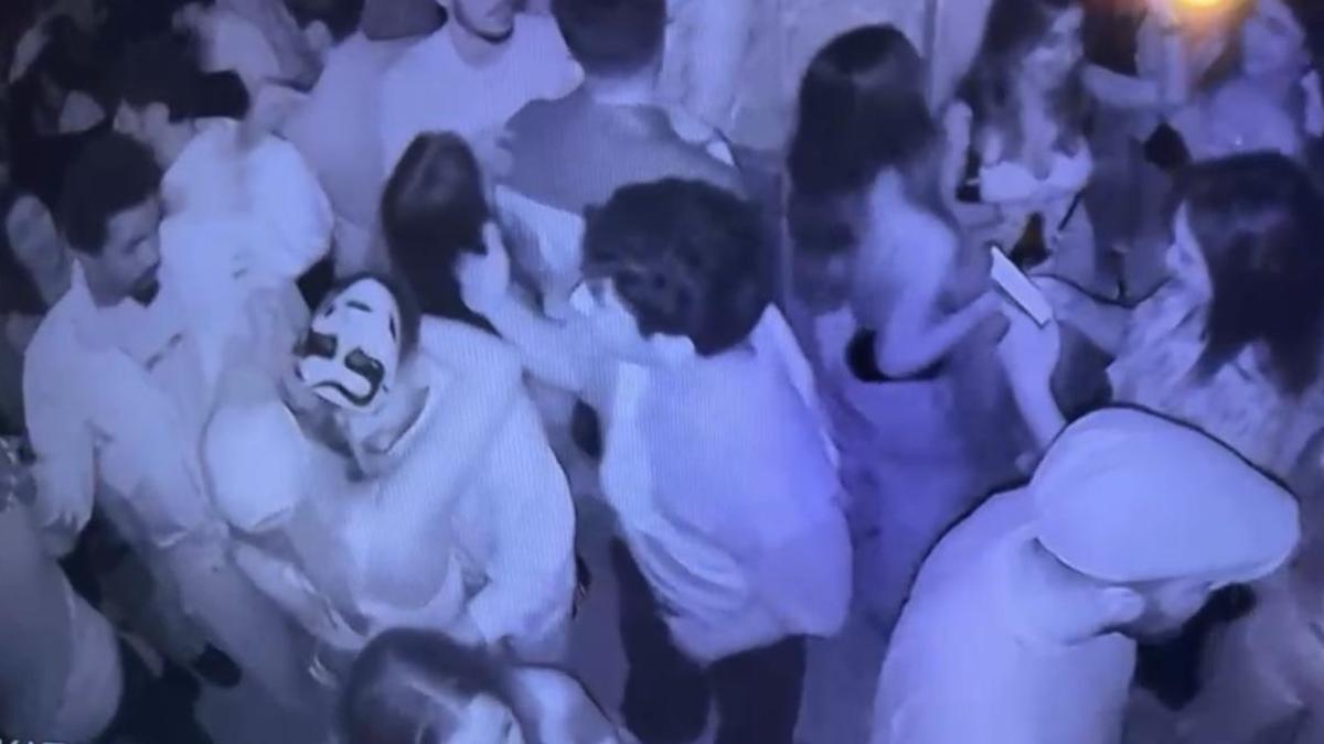 İstanbul-Taksim'de 'Cadılar Bayramı' partisinde 6 kişinin telefonunu çaldılar