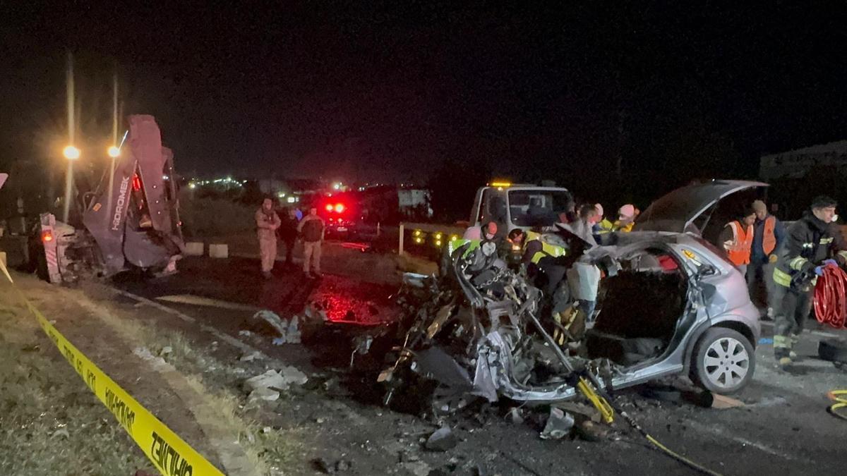 5 kişinin hayatını kaybettiği kazada iş makinesine çarpan otomobilin ölen sürücüsü asli kusurlu bulundu