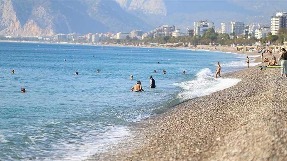 Antalya Kasım'da da deniz sezonu kapanmadı! Tatilciler güzel havanın tadını çıkardı