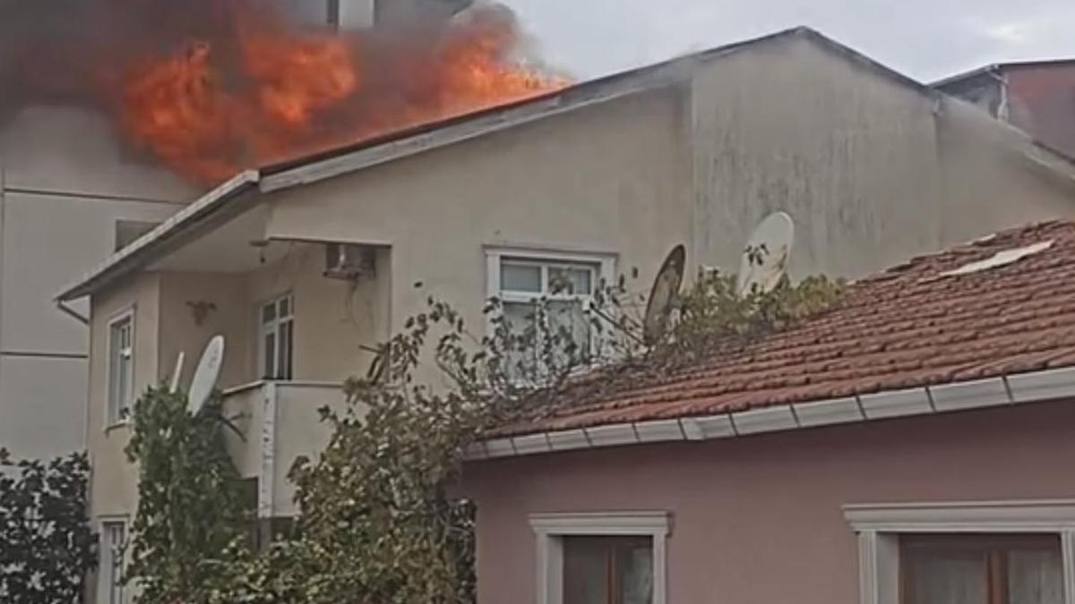 İstanbul-Sultanbeyli'de 3 katlı binanın çatısında yangın; o anlar kamerada