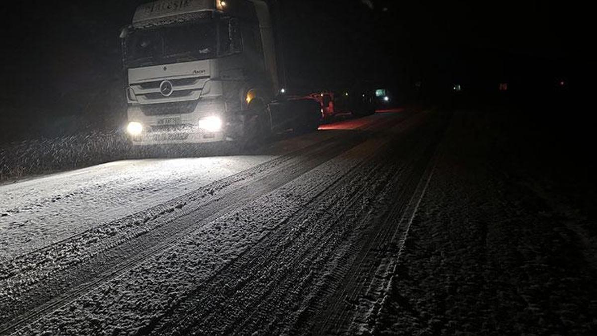 Ardahan'da gece saatlerinde kar yağışı ve tipi etkili oldu