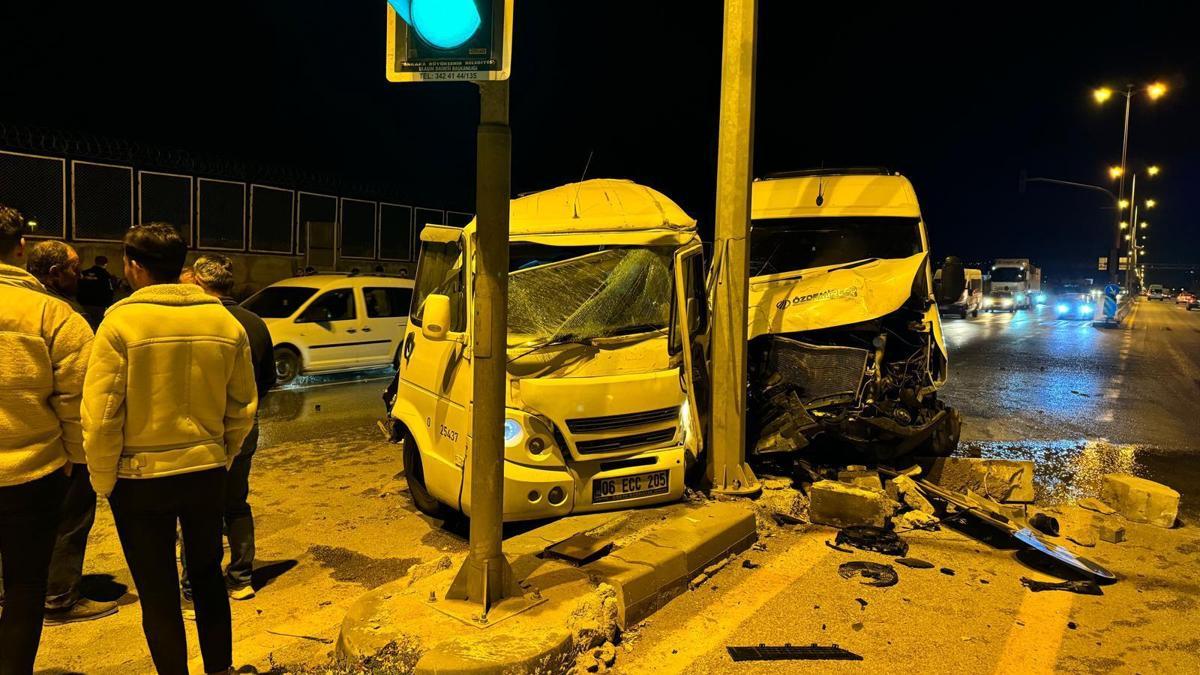 Ankara'da iki servis minibüsü çarpıştı; 21 yaralı