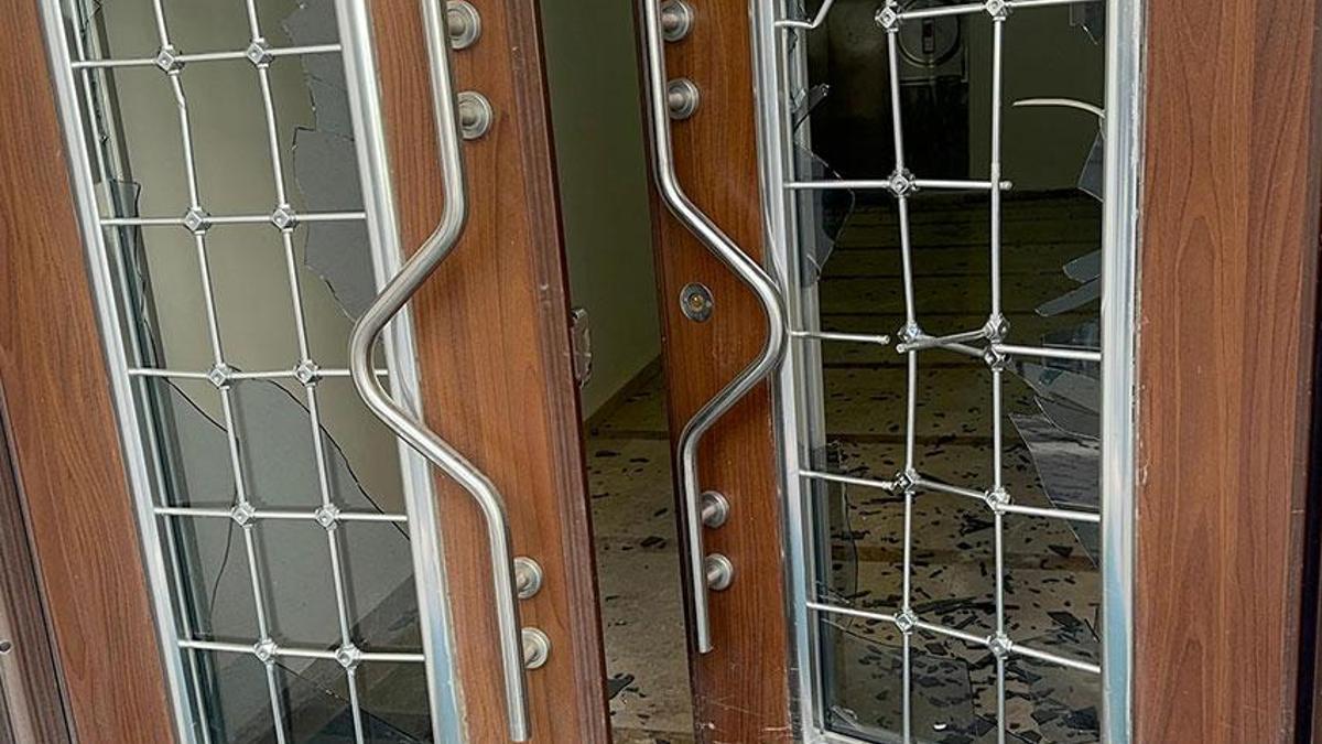 AK Parti Iğdır il binasına satırlı saldırı!