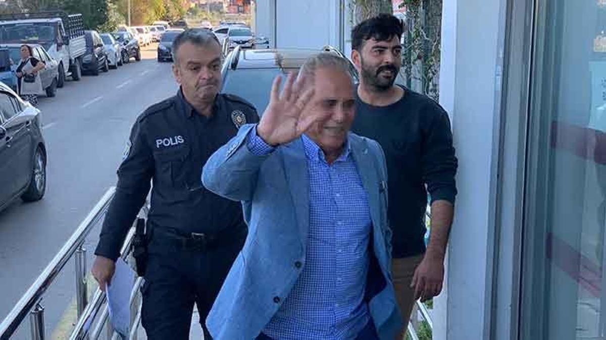 Adana'da iş insanı dolandırıcılık iddiasıyla gözaltında: Adliyeye el sallayarak girdi
