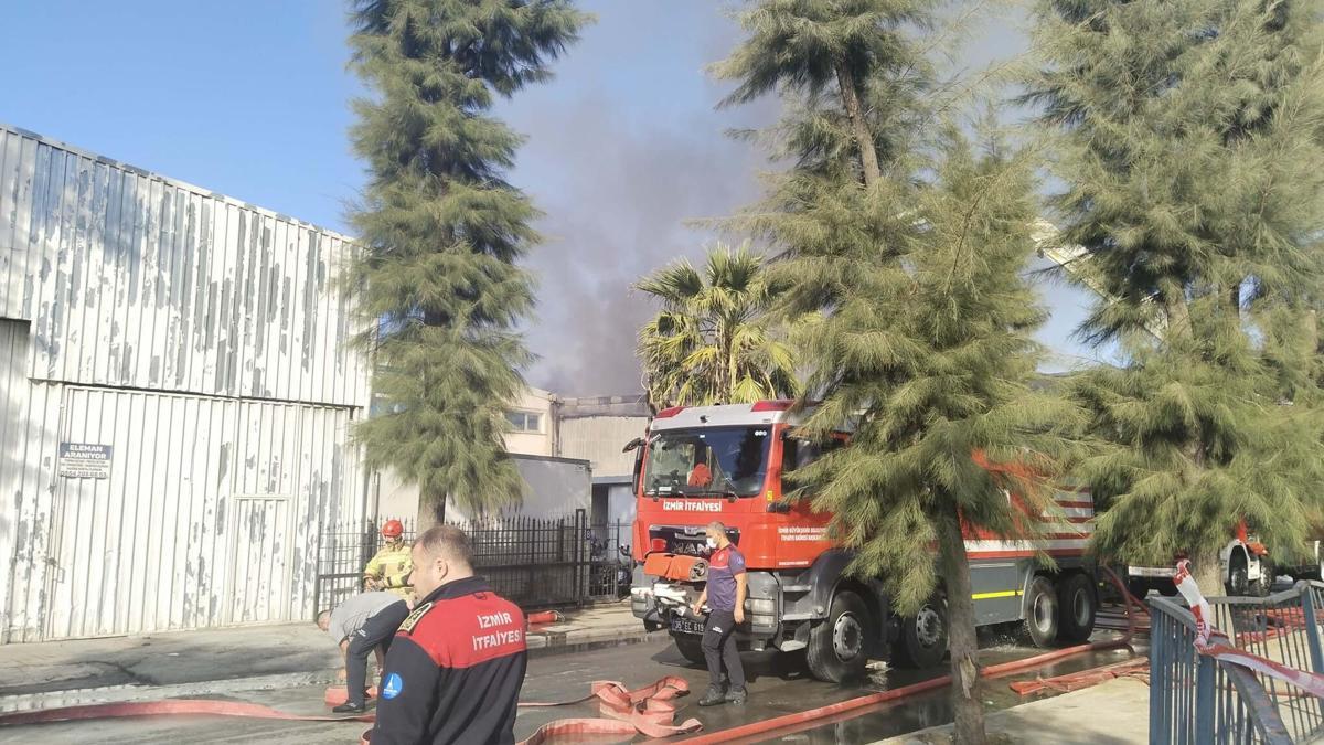 İzmir'de kimya fabrikasında yangın