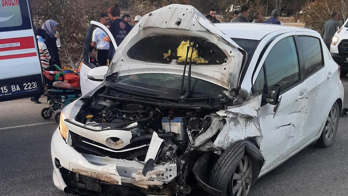 Karamanlı'da trafik kazası: 6 yaralı