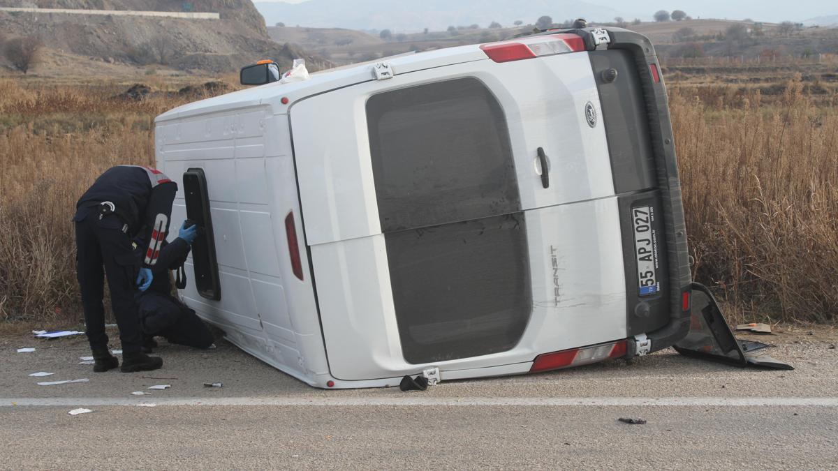 Çorum'da işçi servisi ile traktör çarpıştı: 16 yaralı