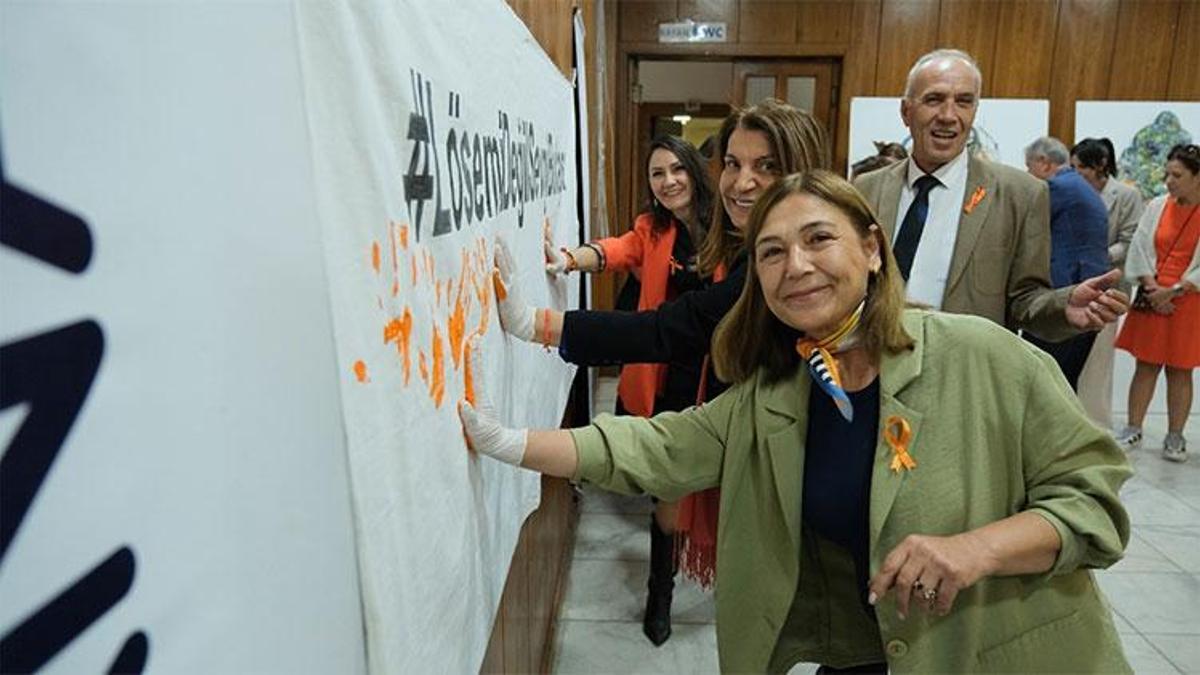 Turuncu ellerle iz bıraktılar: Lösemi değil sevgi bulaşır