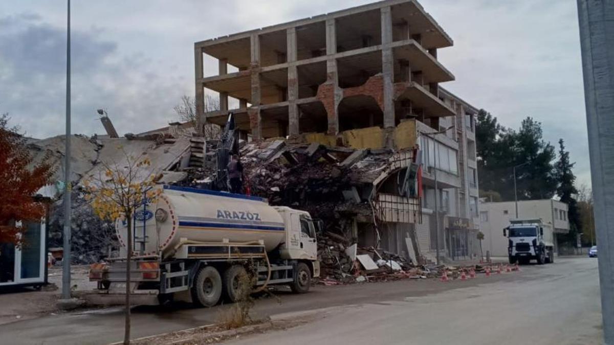 Adıyaman'da hasarlı binalar yıkılıyor