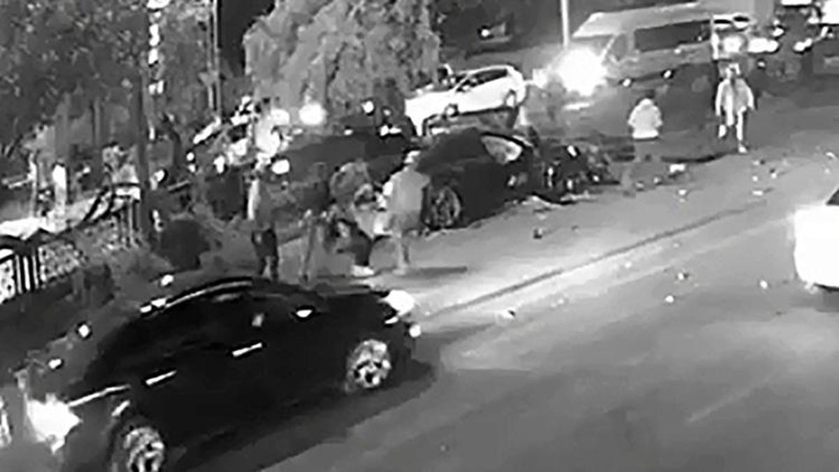 Seyhan'da kaza yapan aracı soymaya çalıştılar: Güvenlik kamerası saniye saniye kaydetti