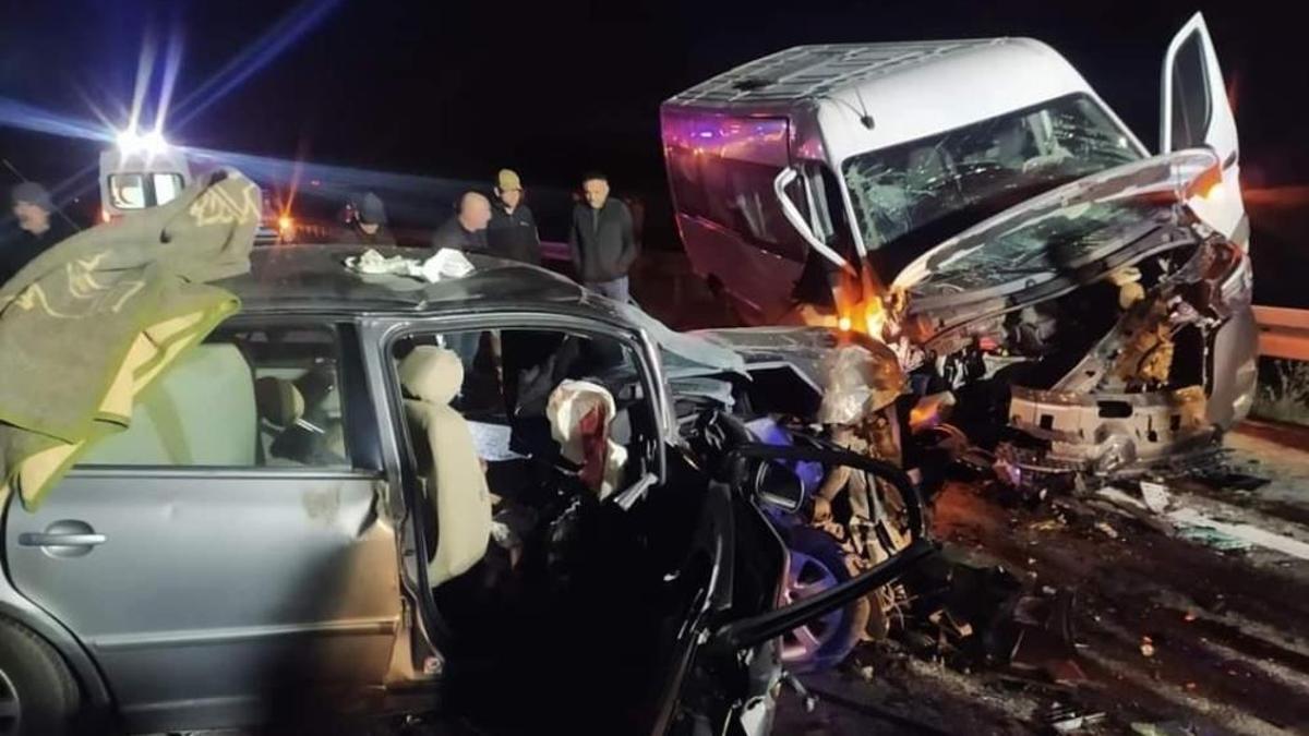 Yozgat'ta minibüs otomobille kafa kafaya çarpıştı: 3 ölü, 5 yaralı