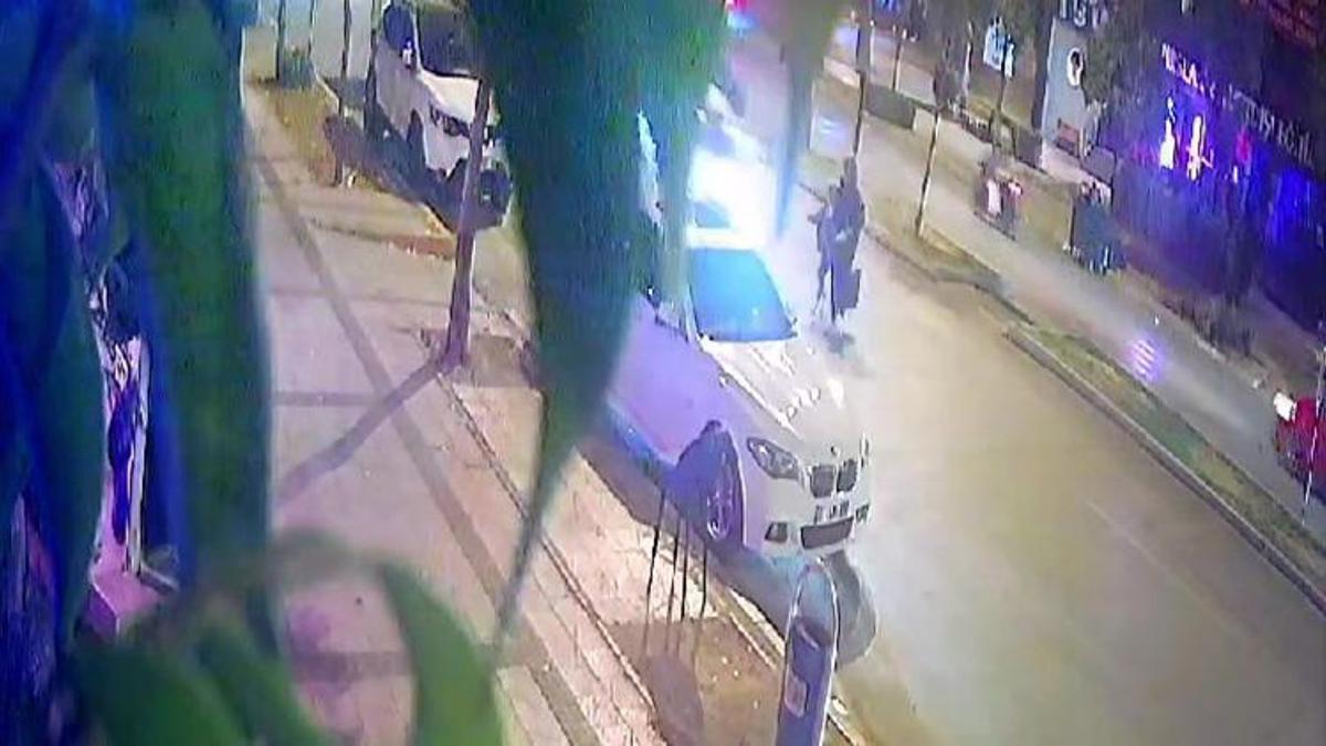 Adana'da korkunç kaza: Yaya geçidinden geçerken araba çarptı, başka bir otomobil de üstlerinden geçti