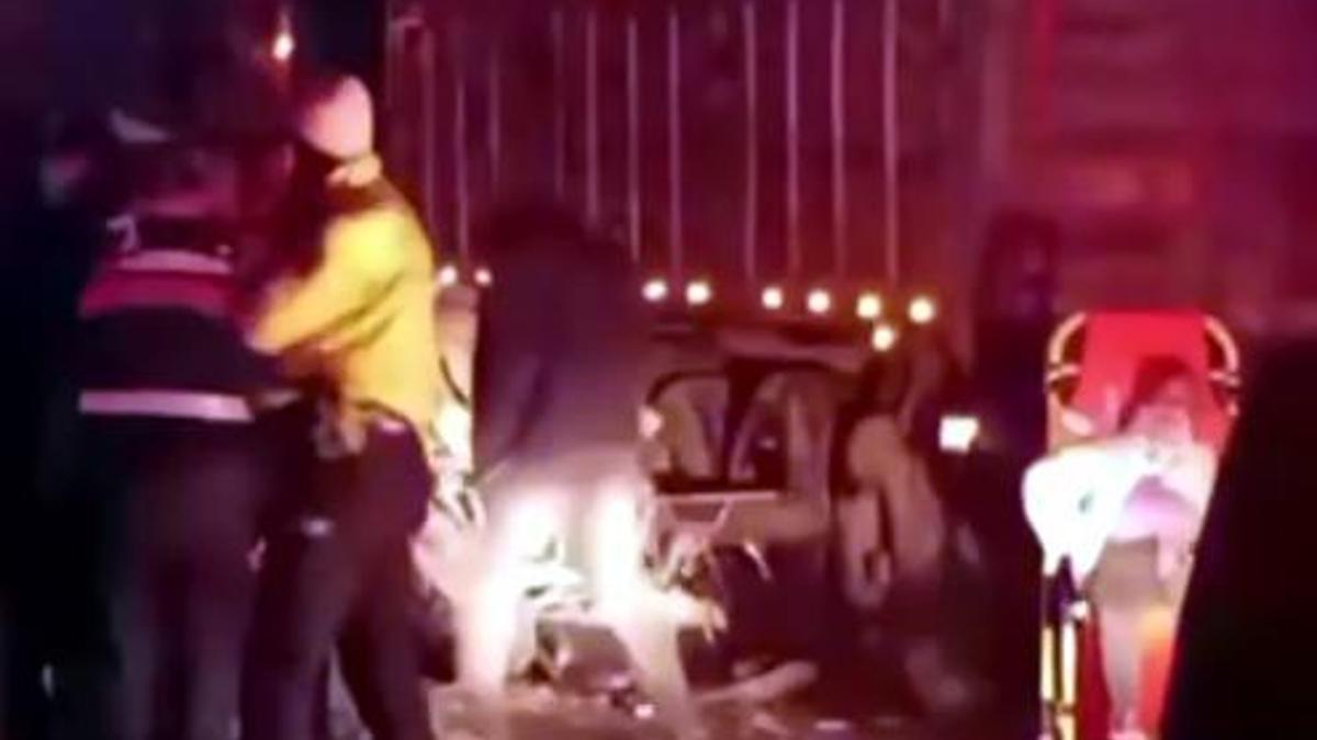 Otomobil, pancar yüklü TIR'a çarptı: 2 ölü