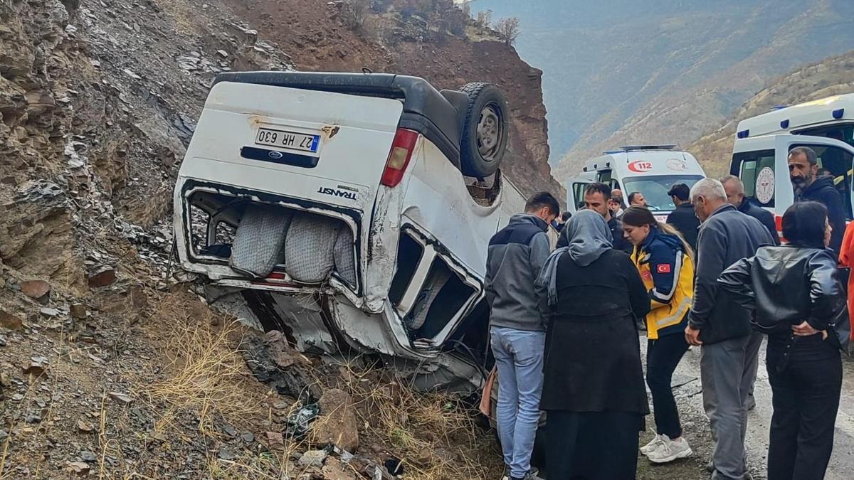 Hakkari'de minibüs takla attı; 4 yaralı