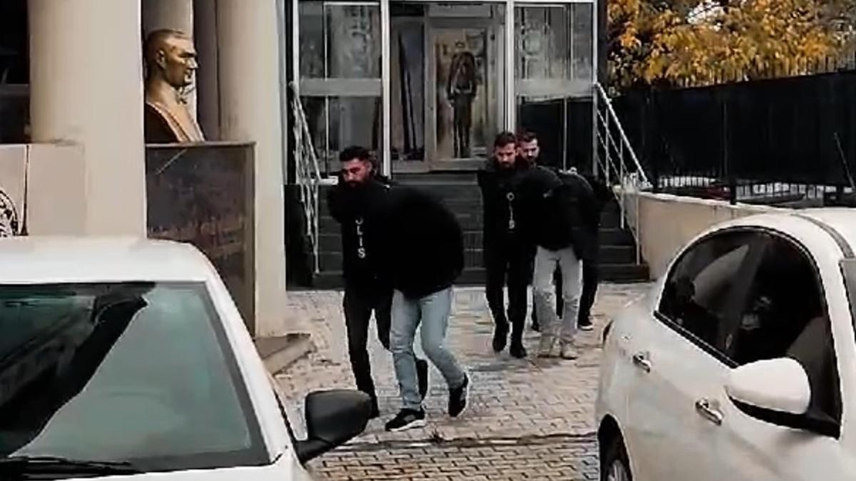 Otomobilde ele geçirilen uyuşturucuya 3 tutuklama