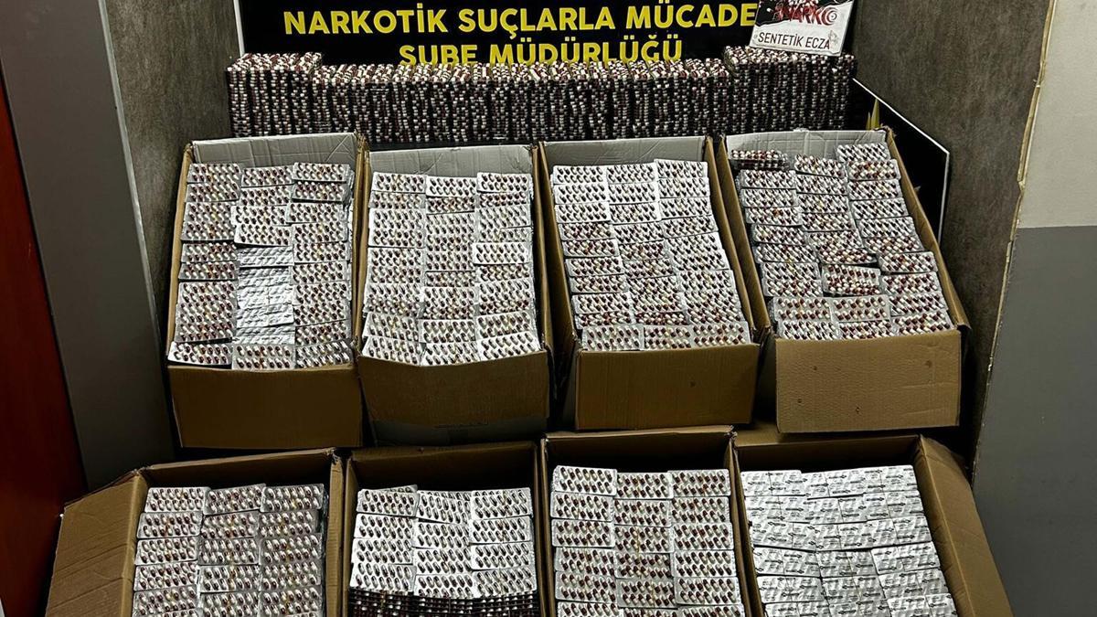 İzmir'de 295 bin 691 adet uyuşturucu hap ele geçirildi