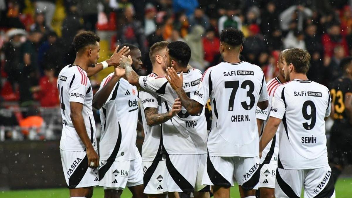 Beşiktaş’ta oyun sistemi değişiyor! Bronckhorst’un yeni kadrosu belli oldu