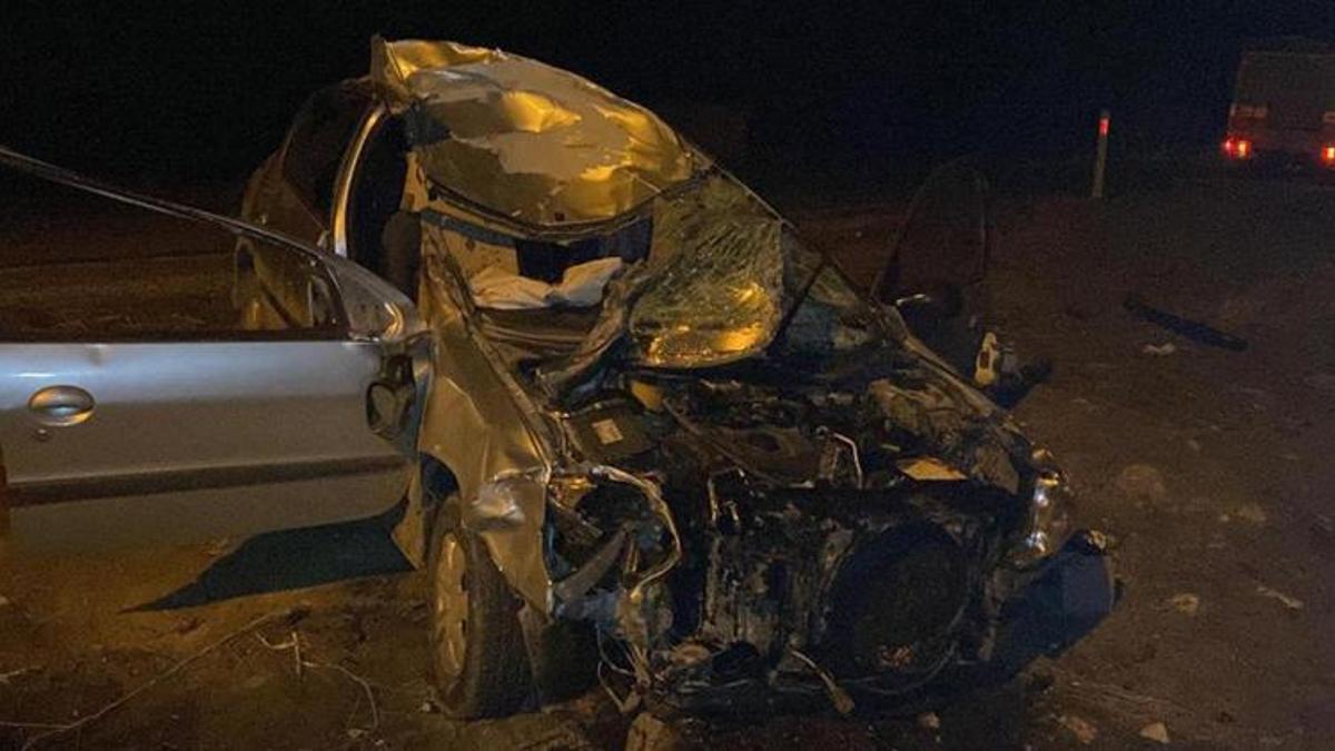 Karaman’da aniden yola çıkan ineğe otomobil çarptı: 5 yaralı