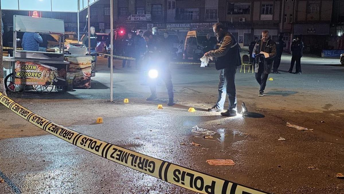 Adana'da 17 yaşındaki genç kokoreç yediği sırada silahlı saldırıya uğradı