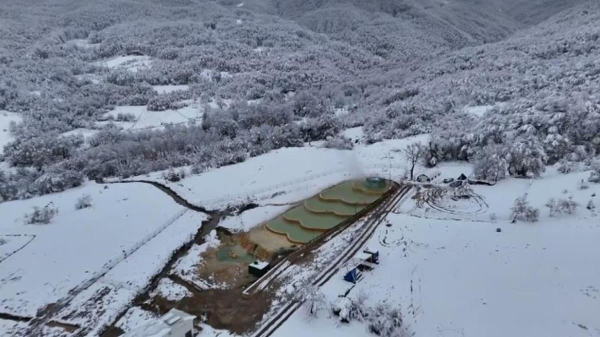 Bursa'da -10 derecede termal keyfi! Etrafı karla kaplı kaynar suya girenler şifa buluyor