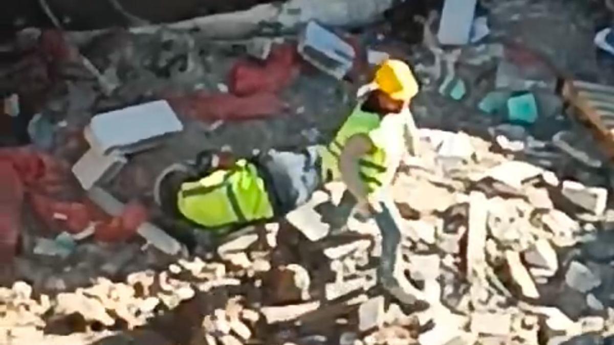 İstanbul- Esenler'de inşaatın 5'inci katından düşen işçi ağır yaralandı