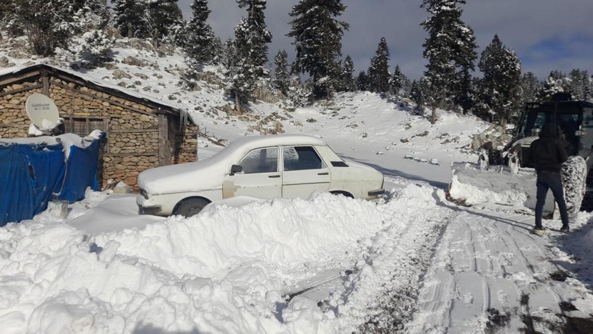Feke'de yaylada mahsur kalan çobanlar kurtarıldı
