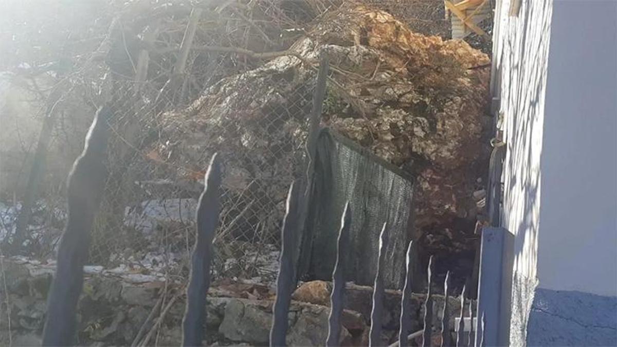 Feke'de kaya parçası 2 eve hasara neden oldu