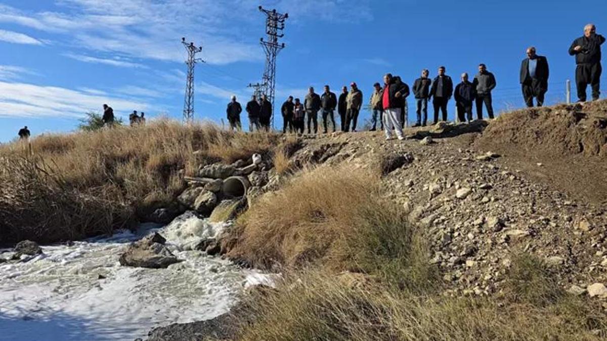 Kozan'da 30 yıldır çözülmeyen kirlilik sorunu mahalleliyi çileden çıkardı