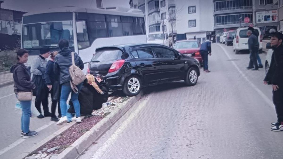 El frenini çekmeyi unuttuğu arabası kendisine çarptı